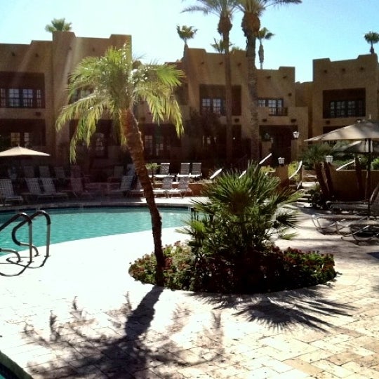 รูปภาพถ่ายที่ Oasis Pool at the Wigwam Resort โดย Chris T. เมื่อ 6/20/2012