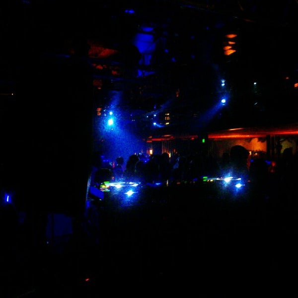 Снимок сделан в AXIS Nightclub пользователем Monica M. 7/29/2012
