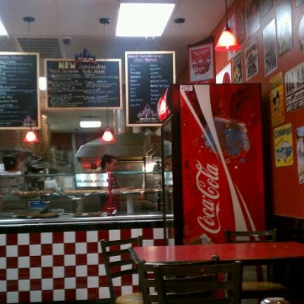 รูปภาพถ่ายที่ Joe’s New York Pizza โดย Jay D. เมื่อ 11/26/2011