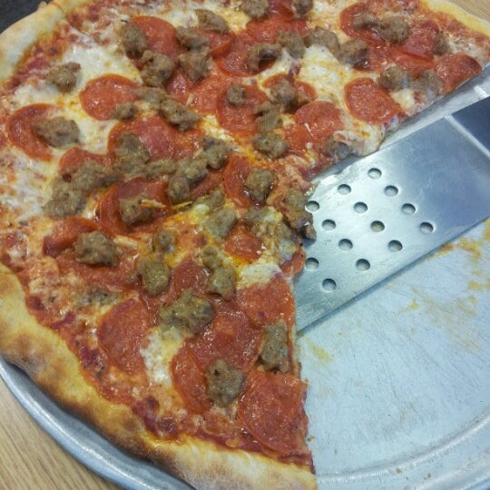 รูปภาพถ่ายที่ NYC Pizza โดย Big E !. เมื่อ 7/20/2012