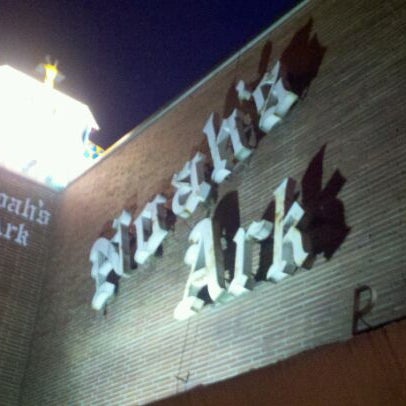 11/5/2011 tarihinde Del B.ziyaretçi tarafından Noah&#39;s Ark Restaurant &amp; Lounge'de çekilen fotoğraf