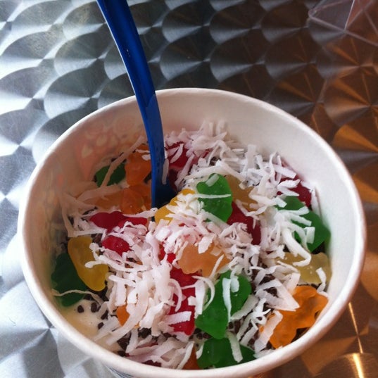 รูปภาพถ่ายที่ Off The Wall Frozen Yogurt โดย Julie N. เมื่อ 7/19/2012