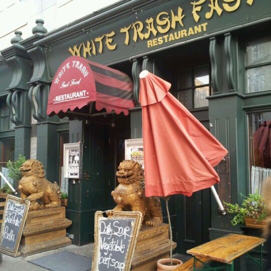 Foto tirada no(a) White Trash Fast Food por John G. em 10/7/2011