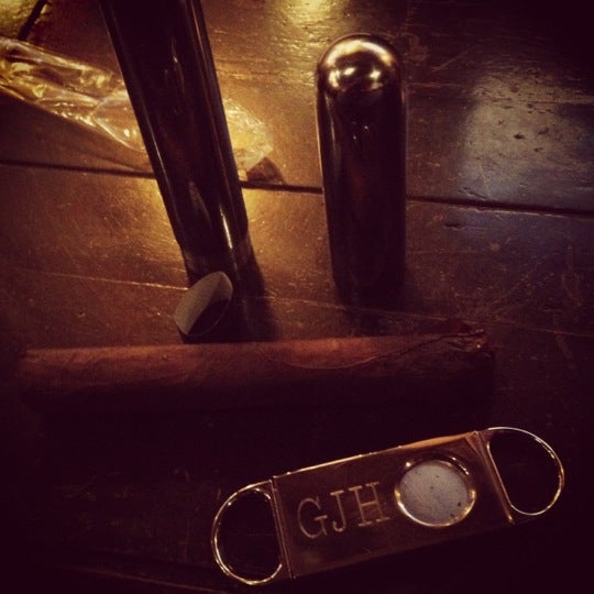 Foto diambil di Highland Cigar Co. oleh Garrett H. pada 5/5/2012