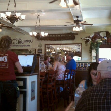 รูปภาพถ่ายที่ Mom&#39;s โดย Nathan เมื่อ 8/21/2012