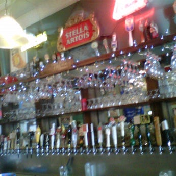 Foto diambil di Lucky Baldwins Delirium Pub Cafe oleh John D. pada 1/17/2012