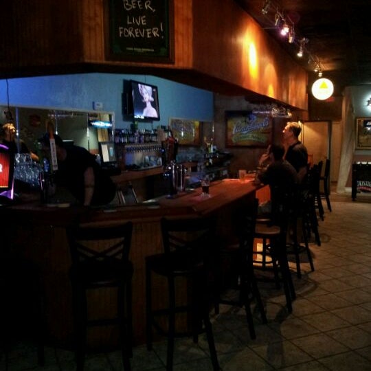 รูปภาพถ่ายที่ Tavern on Main โดย Mickey R. เมื่อ 5/11/2012