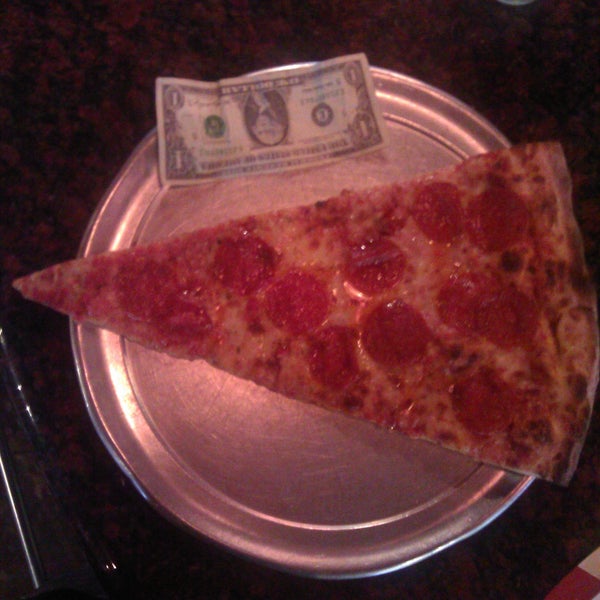 Foto tomada en Russo New York Pizzeria  por Joey M. el 9/27/2011