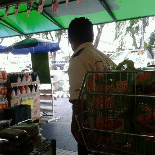 Pasaraya Giant Kecil Petaling Jaya Selangor