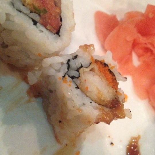 Foto tirada no(a) Wasabi Asian Plates &amp; Sushi Bar por Grace H. em 7/4/2012