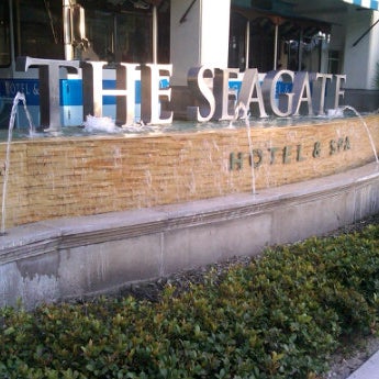 Foto diambil di The Seagate Hotel &amp; Spa oleh Cat G. pada 11/30/2011