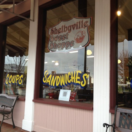 Foto scattata a Shelbyville Sweet Shop da William G. il 3/12/2012