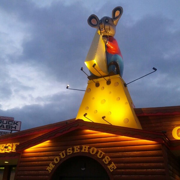 Foto tirada no(a) Mousehouse Cheesehaus por John V. em 8/27/2012