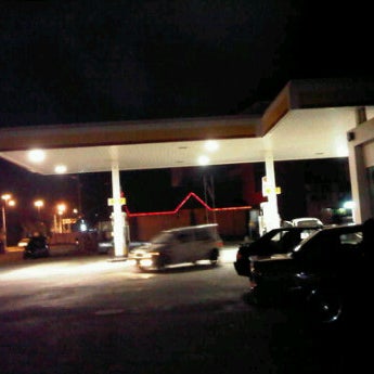 Photo taken at Shell by Ｊ工爪工モ JDT . on 11/16/2011