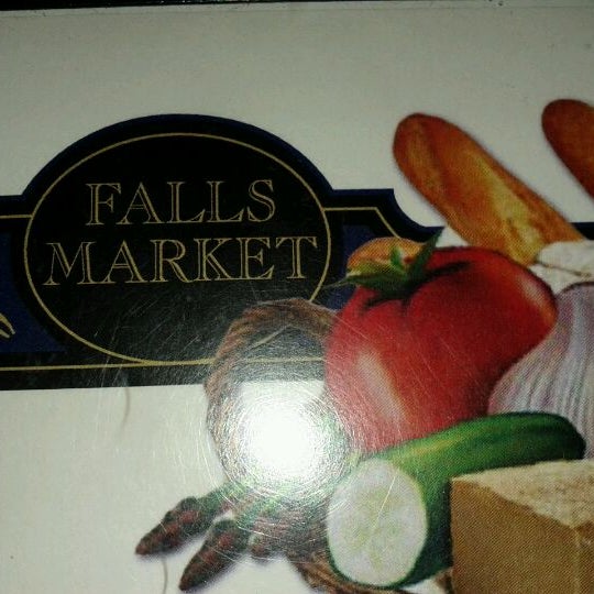 Foto tirada no(a) Falls Market Restaurant &amp; General Store por Daniel R. em 11/26/2011