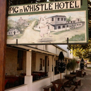7/17/2011 tarihinde Justinziyaretçi tarafından The Historic Pig and Whistle Inn'de çekilen fotoğraf