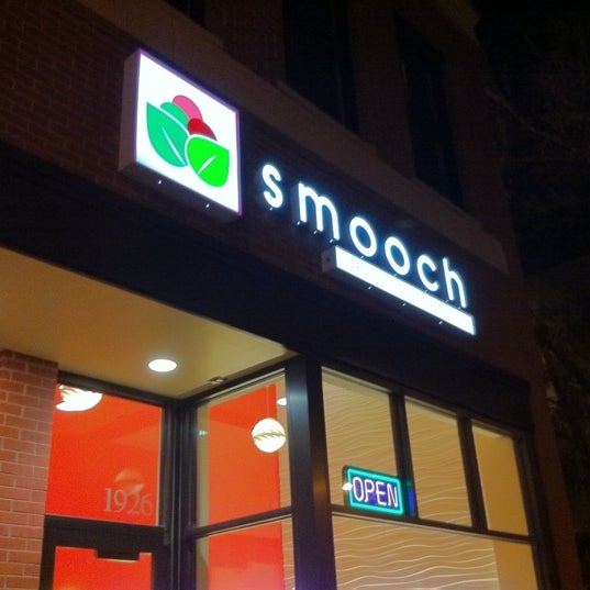 รูปภาพถ่ายที่ Smooch Frozen Yogurt &amp; Mochi โดย Clif G. เมื่อ 3/6/2011