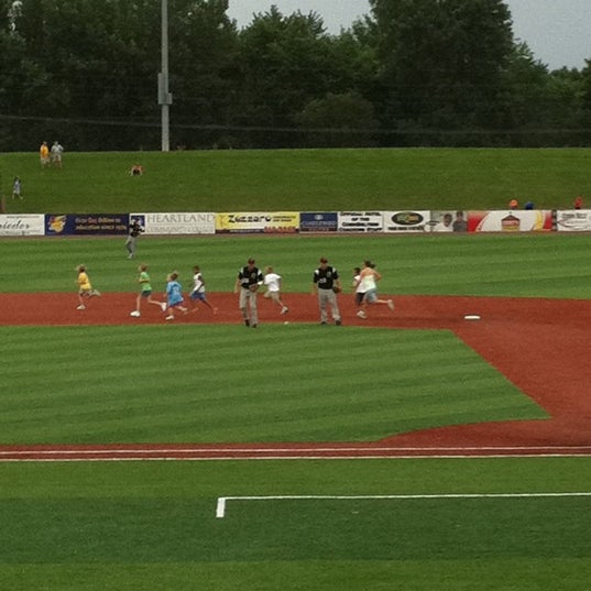 รูปภาพถ่ายที่ The Cornbelters Baseball Team โดย Mark P. เมื่อ 7/20/2011