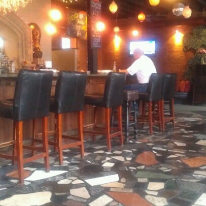 Foto diambil di Frazer&#39;s Restaurant &amp; Lounge oleh Chelly pada 7/2/2012