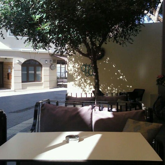 Foto diambil di Biscotto Cafe oleh Pavlos E. pada 12/3/2011