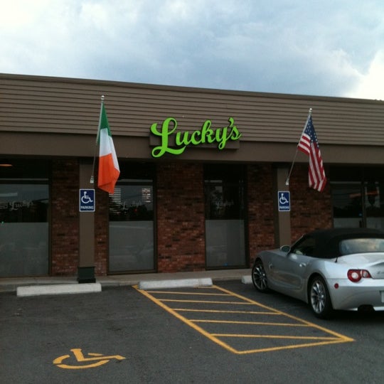 รูปภาพถ่ายที่ Lucky&#39;s Bar And Grill โดย Jenn S. เมื่อ 8/31/2011