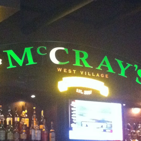 รูปภาพถ่ายที่ McCray&#39;s Tavern โดย Kadmiel C. เมื่อ 5/25/2012