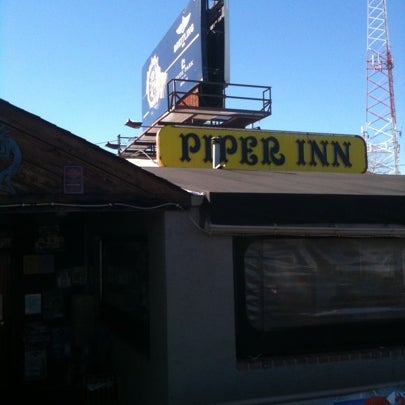 รูปภาพถ่ายที่ Piper Inn โดย Bob Paul K. เมื่อ 1/4/2011