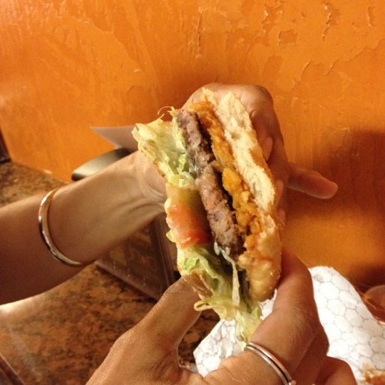 5/20/2012 tarihinde Marlon S.ziyaretçi tarafından Junior Colombian Burger - South Kirkman Road'de çekilen fotoğraf