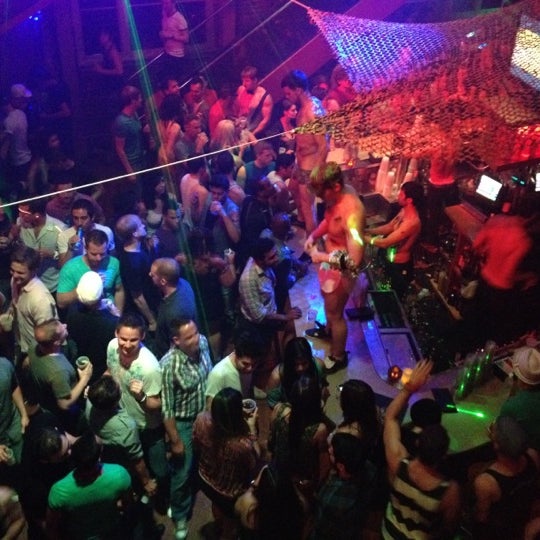 รูปภาพถ่ายที่ Eleven Nightclub โดย Steven B. เมื่อ 6/10/2012