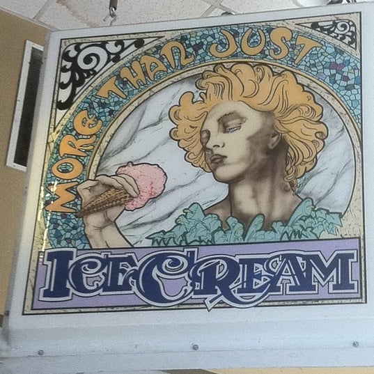 Foto tirada no(a) More Than Just Ice Cream por Chawnda B. em 2/6/2012