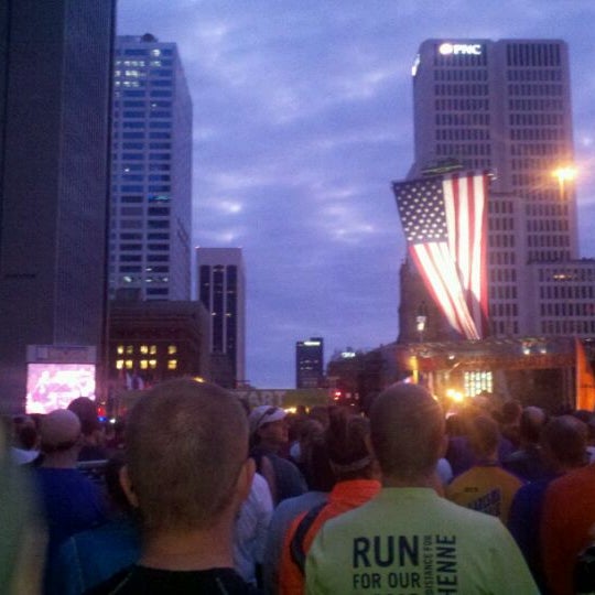 รูปภาพถ่ายที่ Nationwide Children&#39;s Hospital Columbus Marathon &amp; 1/2 Marathon โดย Mike C. เมื่อ 10/16/2011