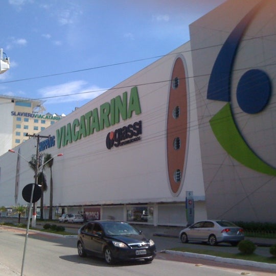 Photo taken at Shopping ViaCatarina by Samuel C. on 4/9/2011