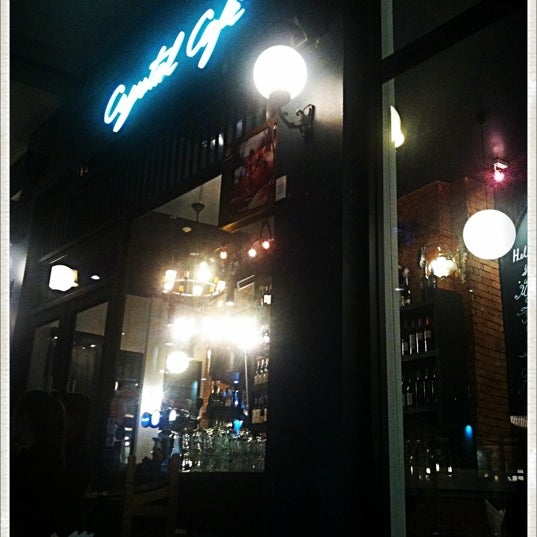 รูปภาพถ่ายที่ Crystal Café โดย A N. เมื่อ 3/29/2012