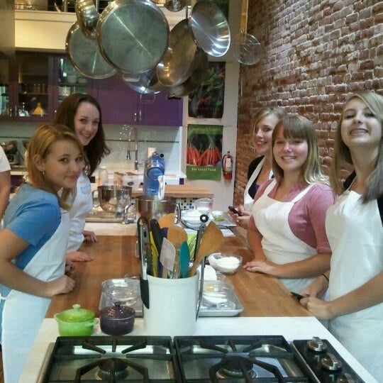 8/28/2011 tarihinde Cate N.ziyaretçi tarafından Stir Cooking School'de çekilen fotoğraf