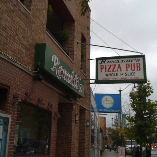 รูปภาพถ่ายที่ Renaldi&#39;s Pizza โดย HRH S. เมื่อ 11/3/2011