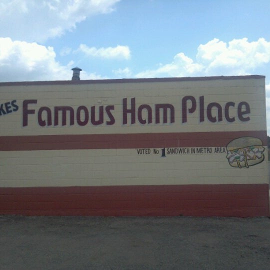 Foto tirada no(a) Mike&#39;s Famous Ham Place por phil w. em 7/15/2012