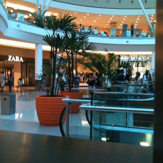 Das Foto wurde bei Tortugas Open Mall von Claudia S. am 3/6/2011 aufgenommen
