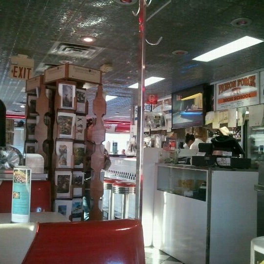รูปภาพถ่ายที่ The Diner โดย Robin V. เมื่อ 9/10/2011