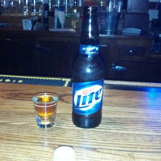 Foto tomada en Bottoms Up Bar &amp; Grill  por Tristan M. el 8/10/2012