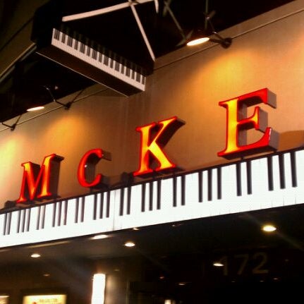Снимок сделан в Bobby McKey&#39;s Dueling Piano Bar пользователем Jennifer L. 9/17/2011