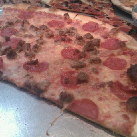 12/17/2011にGabriel M.がSlices Pizzaで撮った写真