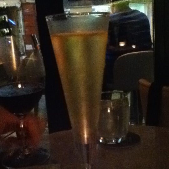 Снимок сделан в Flutes Champagne &amp; Cocktail Bar пользователем Cynthia W. 4/20/2012