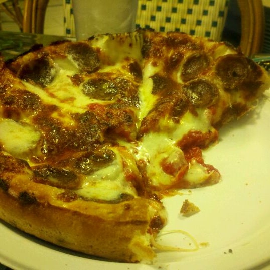 Foto tirada no(a) Matthew&#39;s Pizza por Susanne em 2/27/2012