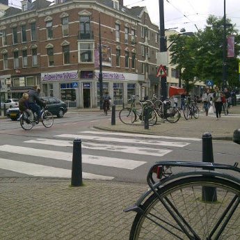 Niet alleen lekker, maar ook een geniale mensenkijk spot op 1 vd bijzonderste straten vam Rotterdam