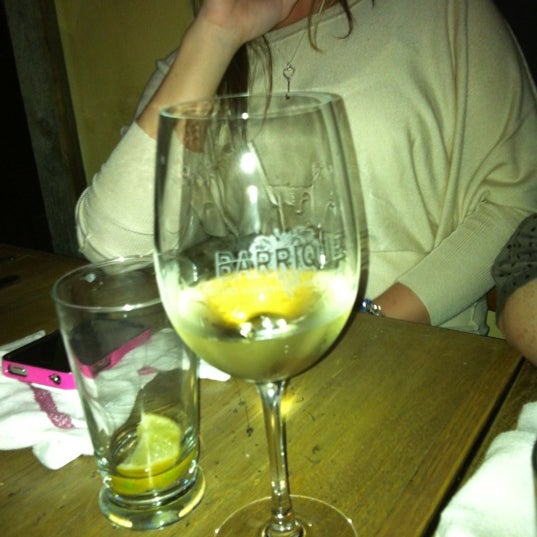 3/13/2012 tarihinde Cris V.ziyaretçi tarafından Barrique Wine Bar'de çekilen fotoğraf