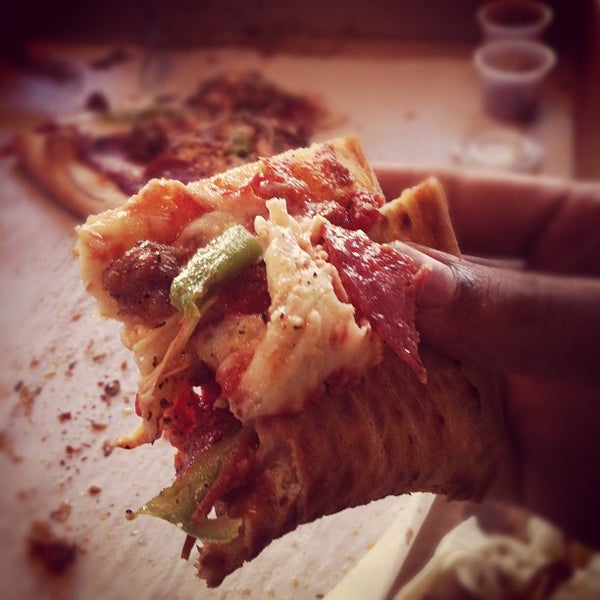 รูปภาพถ่ายที่ Pizza Orgasmica โดย Maurice J. เมื่อ 9/8/2012