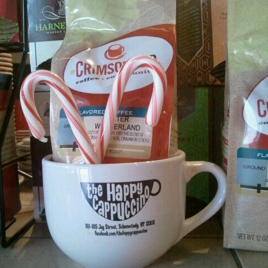 Foto tomada en The Happy Cappuccino Coffee House  por Heather F. el 12/5/2011