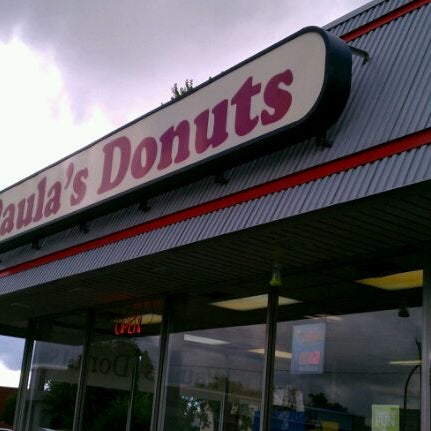 รูปภาพถ่ายที่ Paula&#39;s Donuts โดย Jennifer B. เมื่อ 8/22/2011