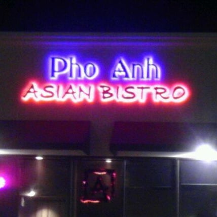 รูปภาพถ่ายที่ Pho Anh Asian Bistro โดย Jay N. เมื่อ 9/27/2011