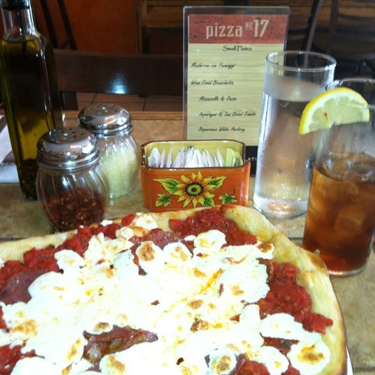 Das Foto wurde bei Pizza No. 17 von John W. am 8/6/2012 aufgenommen